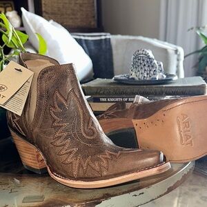 Ariat Dixon Brown western Ankle Boots with Rugged Soles Classic Sz 9 Leather NWT